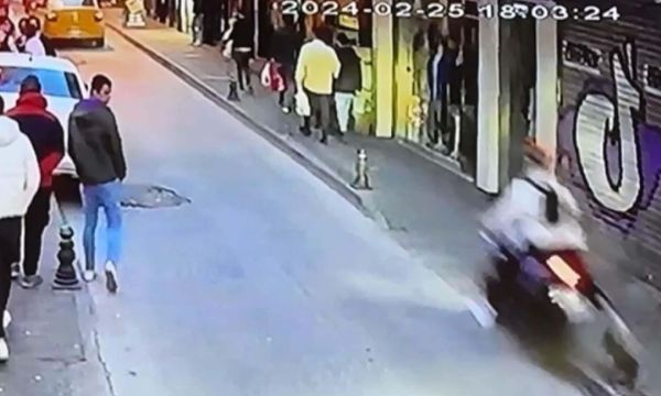 Motosiklet yayaların arasına daldı... İzmir'deki kaza kamerada!